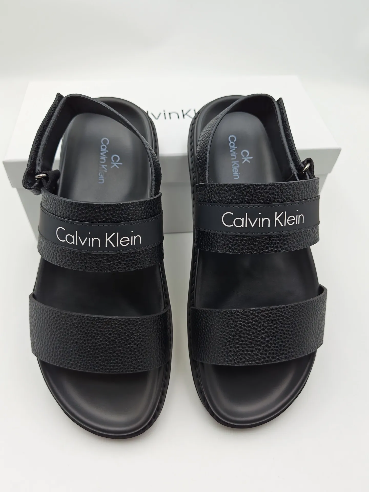 Men's shoes 💰300 Calvin Klein CK men's slippers, the upper of this slipper is made of imported cowhide, and the sole is also imported new EVA material. The foamed ultra-light outsole is more non-slip, three-dimensional and skin-friendly. Available from stock, long-term availability, Size: 38-46 yards.